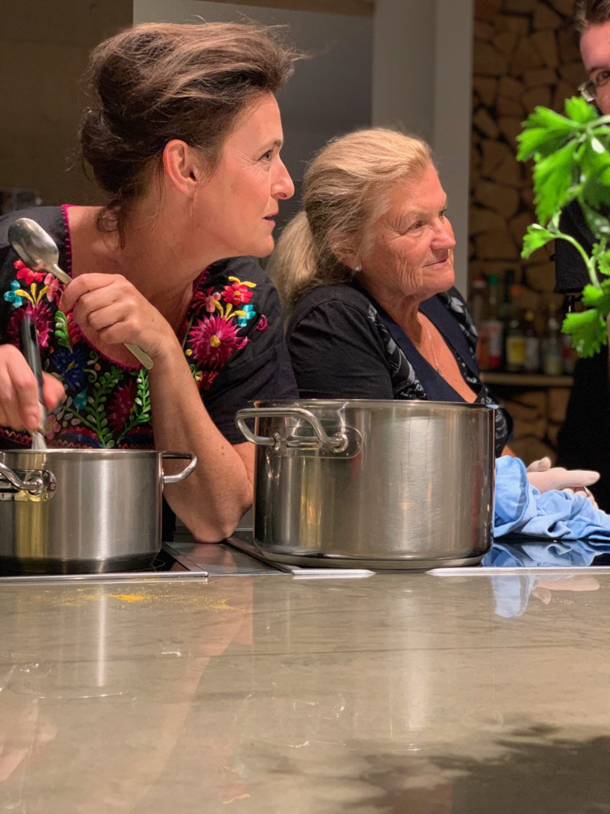 Két vendég nevetve főz a Kitchen Factoryban