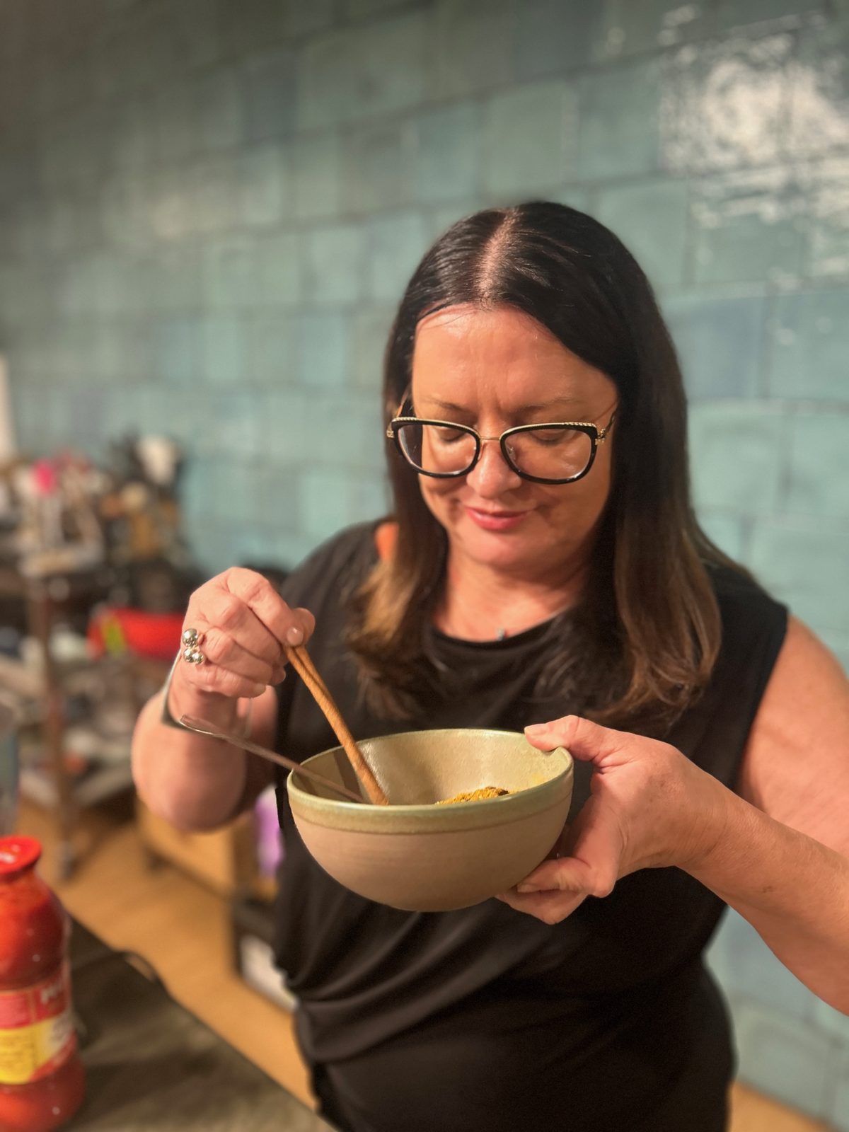 Gyaraki Ildikó séf tállal a Kitchen Factory konyhájában